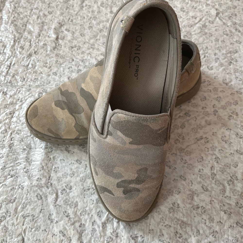 Vionic Avery pro slip on shoes